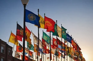 Jak zaprojektować skuteczną flagę reklamową: kolor, przekaz i czytelność